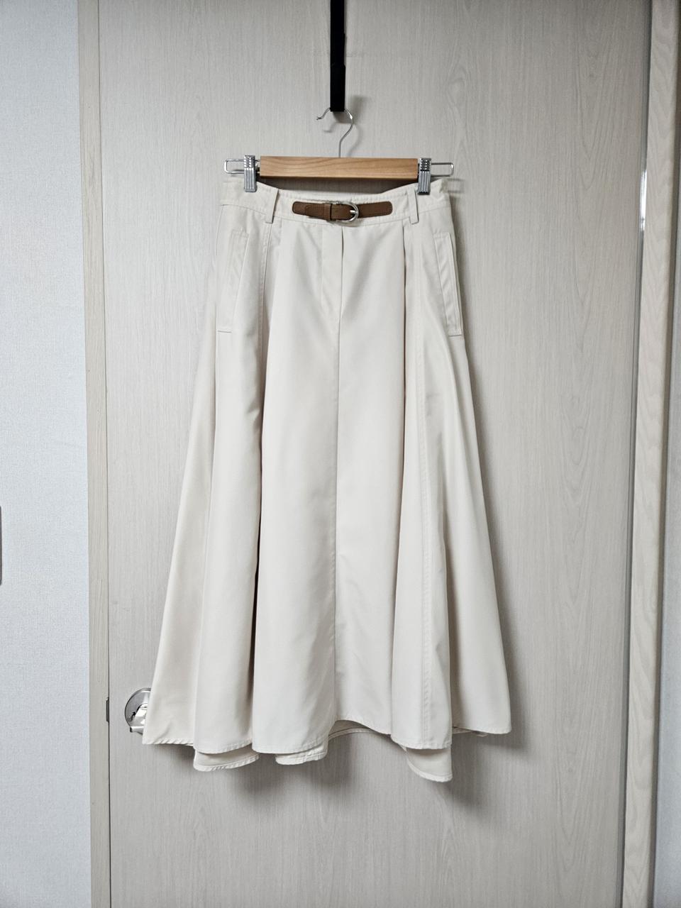 ZOOC 주크 버클 핀턱 플레어 스커트