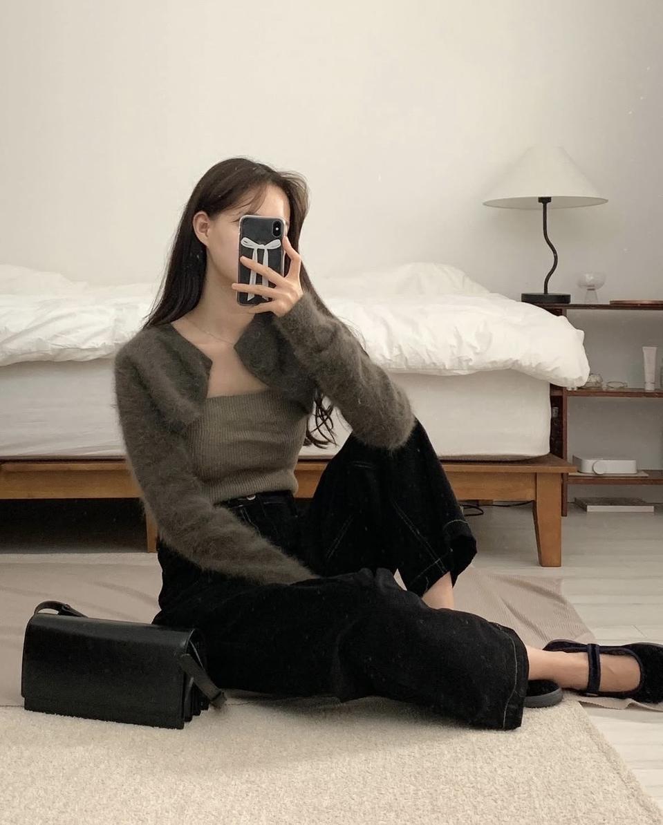 [s] 다이애그널 턱 와이드 데님 팬츠 네이비 [카라 허영지 착용]