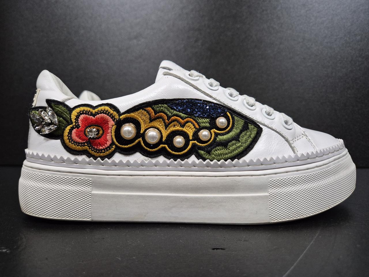 슈콤마보니 여성 스니커즈 240  