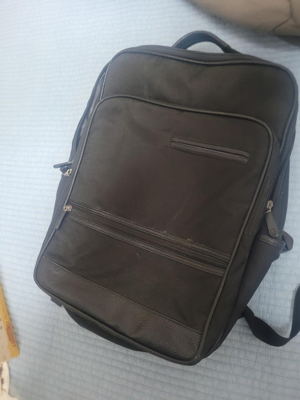 검정색 백팩 팝니다