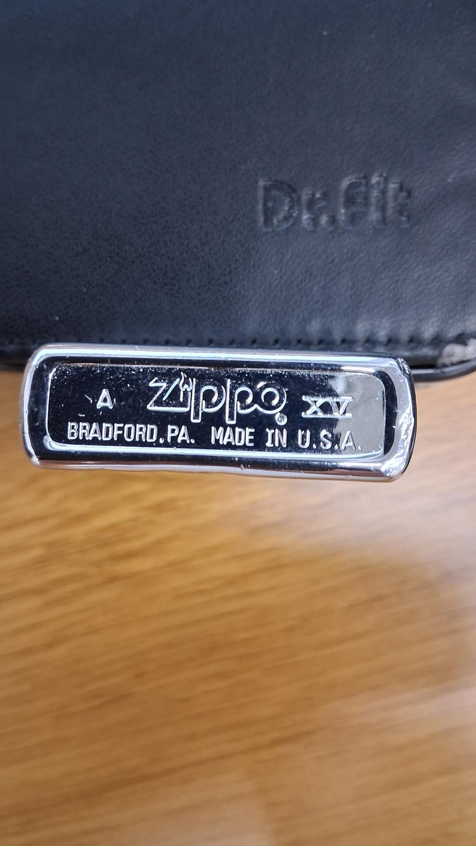 Zippo 1935 Replica with Slashes 라이터로 보입니