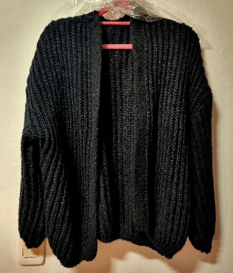 블랙 색상의 루즈핏 니트 볼레로 가디건