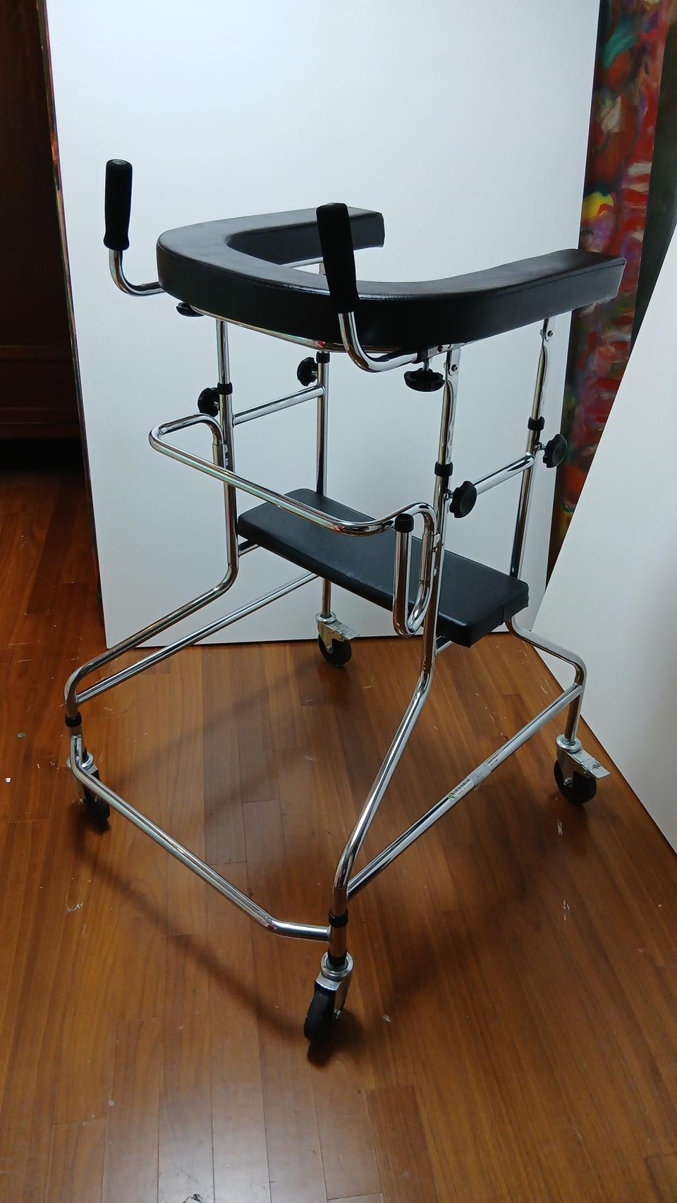 고령자용 보행기, 보행차 DS-1100 모델에 대한 정보입니다. 제조