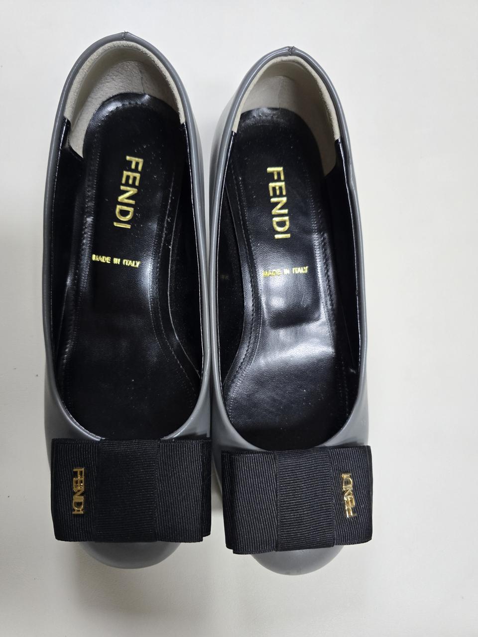 정품 팬디 여성 가죽 펌퍼스235