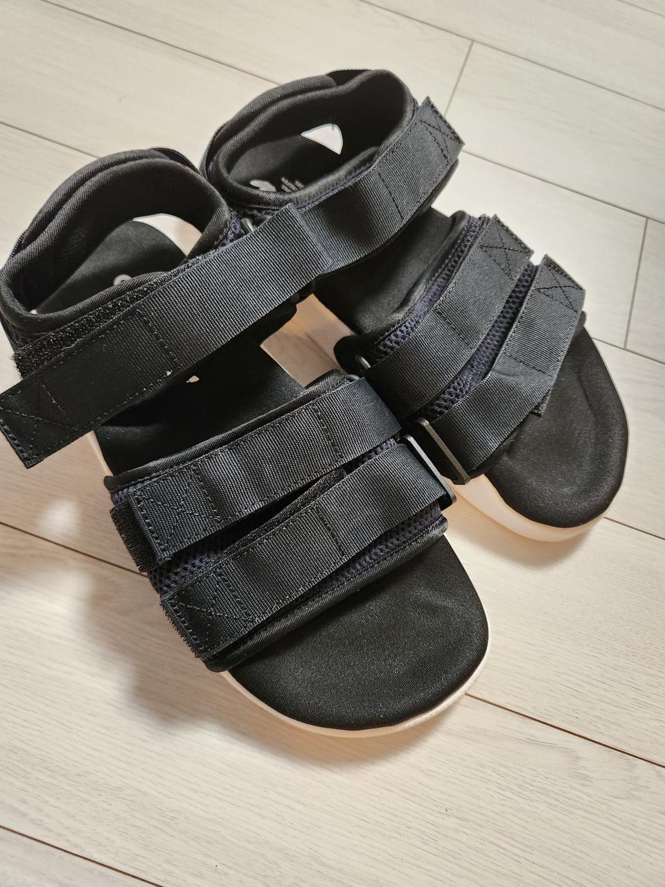 아디다스 아딜렛 샌들 2.0 사이즈245바닥면 오염외에는 새거처럼 깨