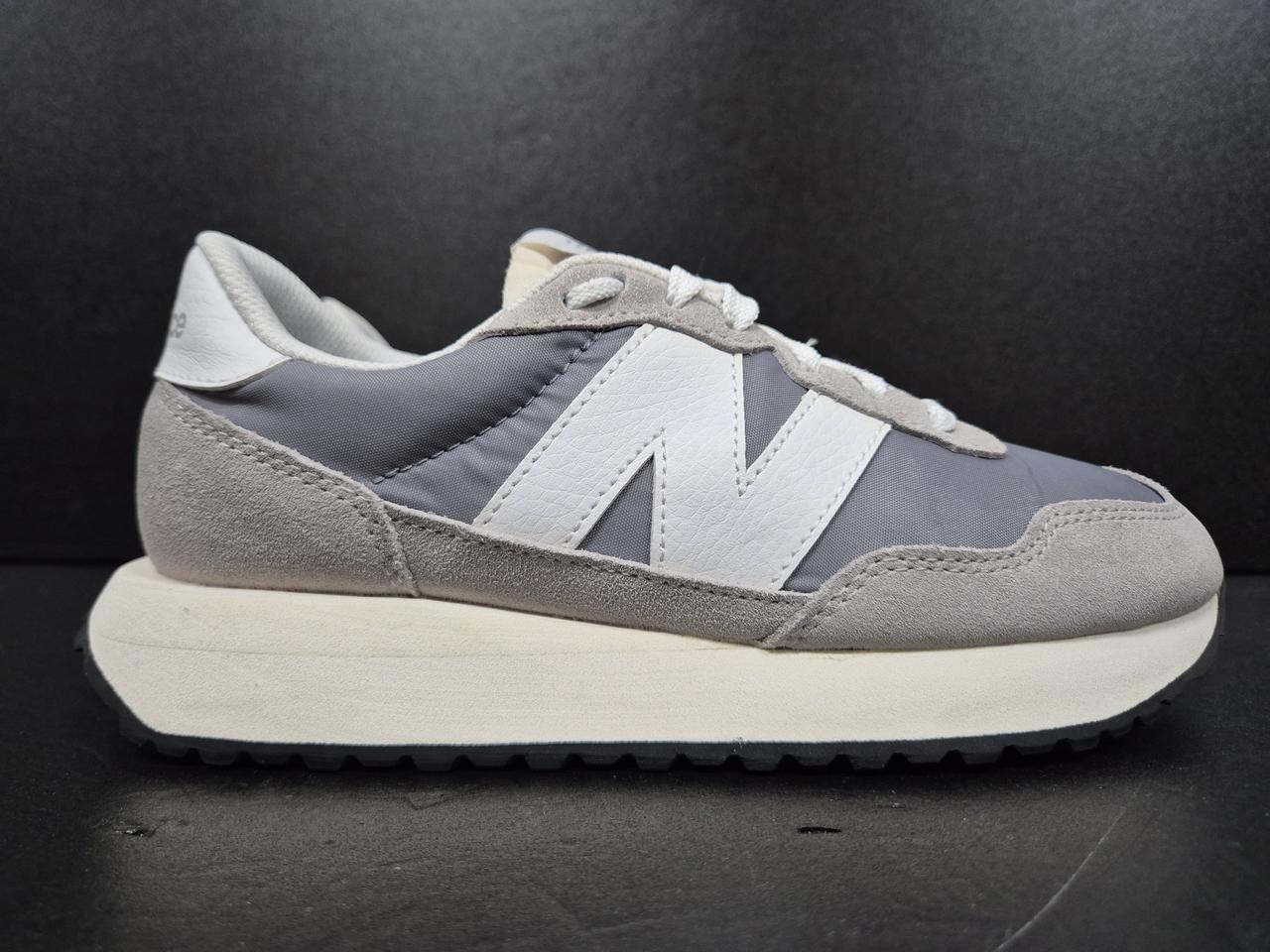 뉴발란스 여성 운동화 235  