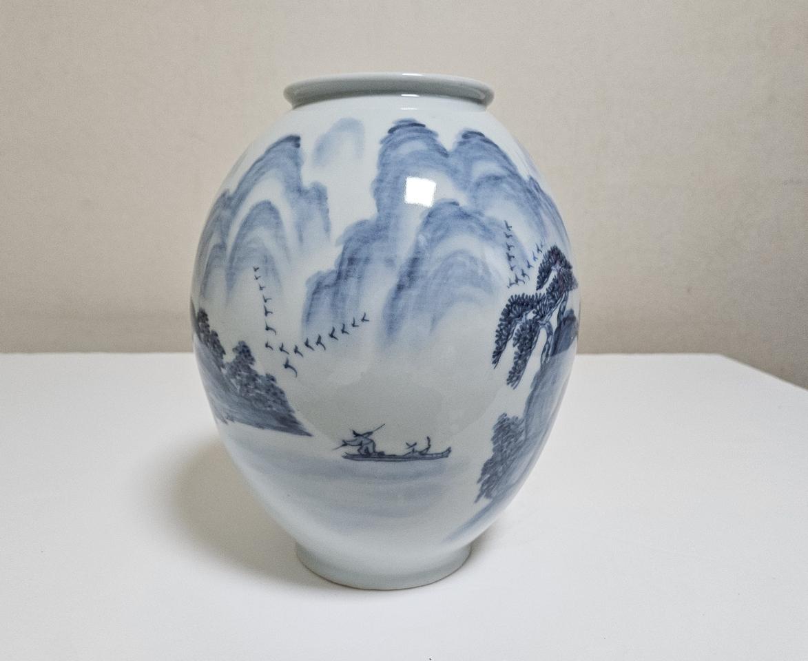 산과 강 그림의 백자 도자기 화병 / 고당 조두언 작품
