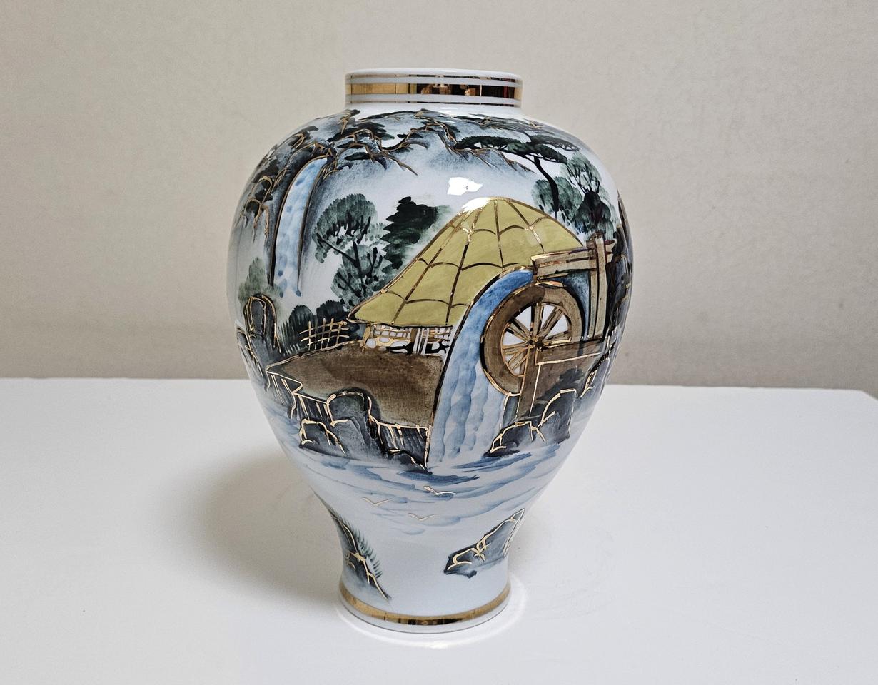 초가집 물레방아 산수문 / 백자 도자기 화병