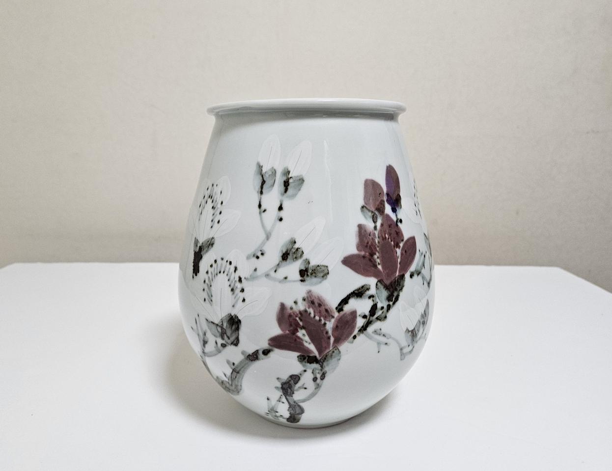 아름다운 꽃그림의 백자 도자기 화병