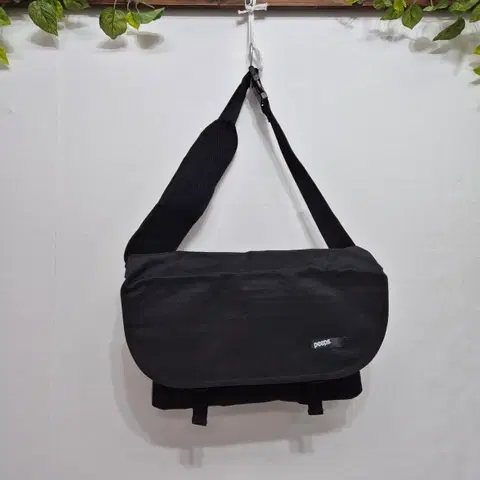 peeps(핍스) 에센셜 메신저 백 블랙