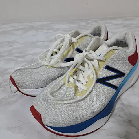 뉴발란스 스트럿런 운동화 245