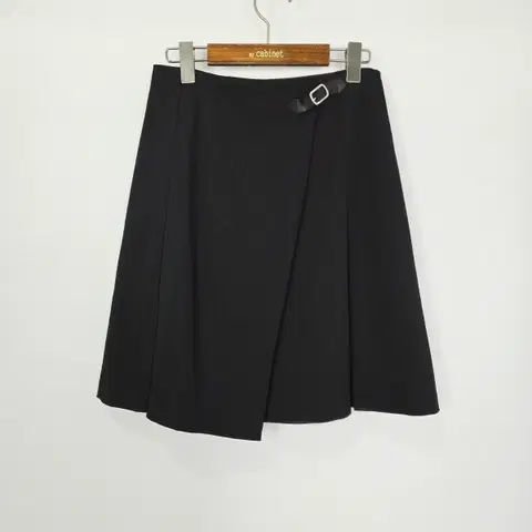 [MELLOUNGE] 멜라운지 언발 랩 플리츠 미니 스커트 블랙