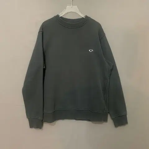 4 네이더스 엘보우 패치 차콜 맨투맨