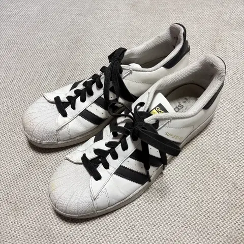 아디다스 슈퍼스타 흰검