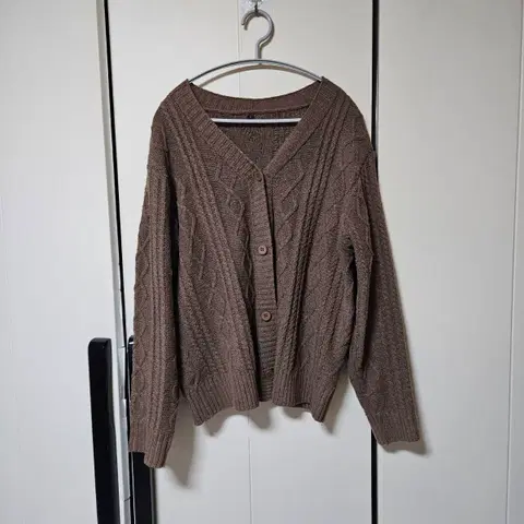 브라운 꽈배기 짜임 브이넥 니트 가디건(3만대 구매)