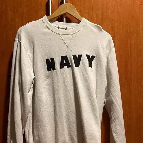 화이트 스웻셔츠