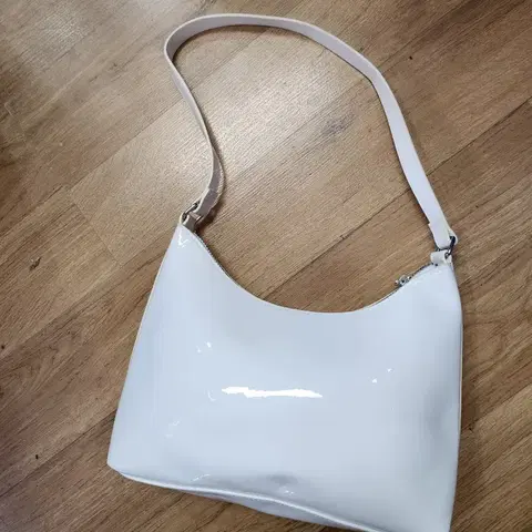 603) H&M DIVIDED 에나멜 화이트 호보백