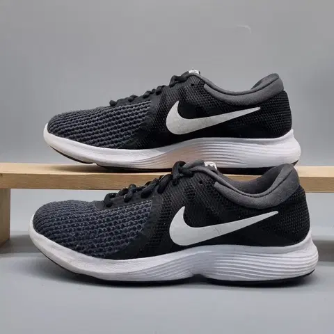 나이키 레볼루션 블랙 런닝화 235