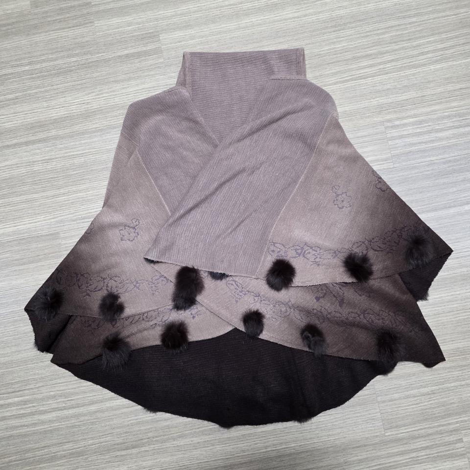 새제품) 토끼털 폼폼 그라데이션 케이프숄