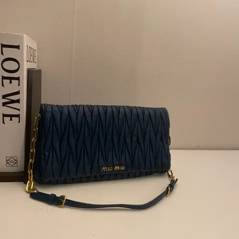 MIUMIU / 미우미우 마틀라쎄 네이비 플랩 체인 숄더백