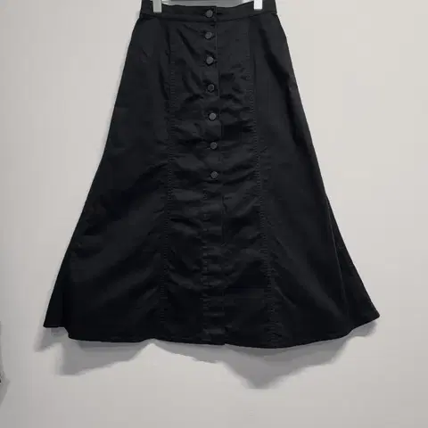 유니클로 블랙 A라인 버튼 스커트