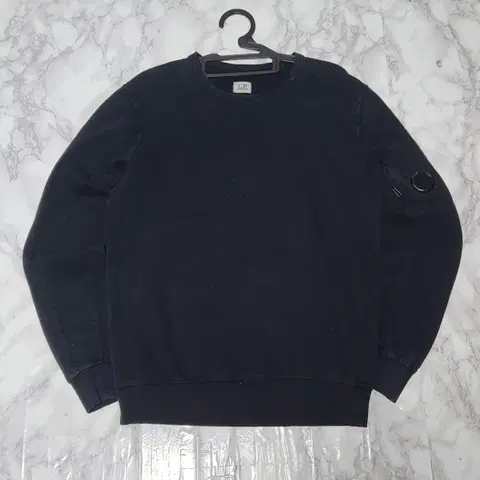 CP 컴퍼니 렌즈 맨투맨