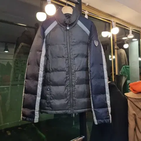 엠포리오 아르마니 로고 패치 오리털 덕다운 패딩 S사이즈