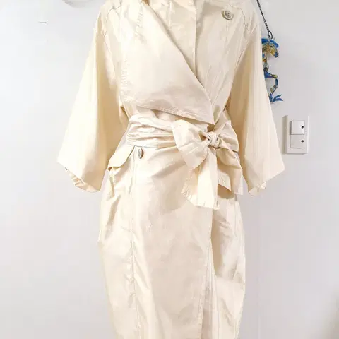 한섬 타임 실크 트렌치코트 66 연베이지 광택소재