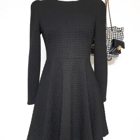 나이스클랍 플레어 엠보 미니원피스 66 블랙