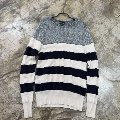 엠포리오 아르마니 믹스드 텍스처 스트라이프 니트 50