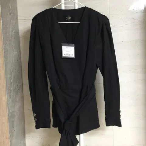 (새제품) TIME 타임 블랙 린넨 랩 블라우스 55