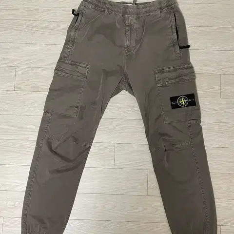 [ 30 ] 24fw 스톤아일랜드 와펜패치 카고팬츠 밴딩 머드