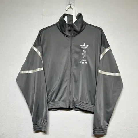 아디다스 메탈 실버 빅로고 크롭 져지