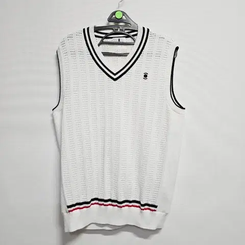 와이드앵글 화이트 브이넥 니트 조끼