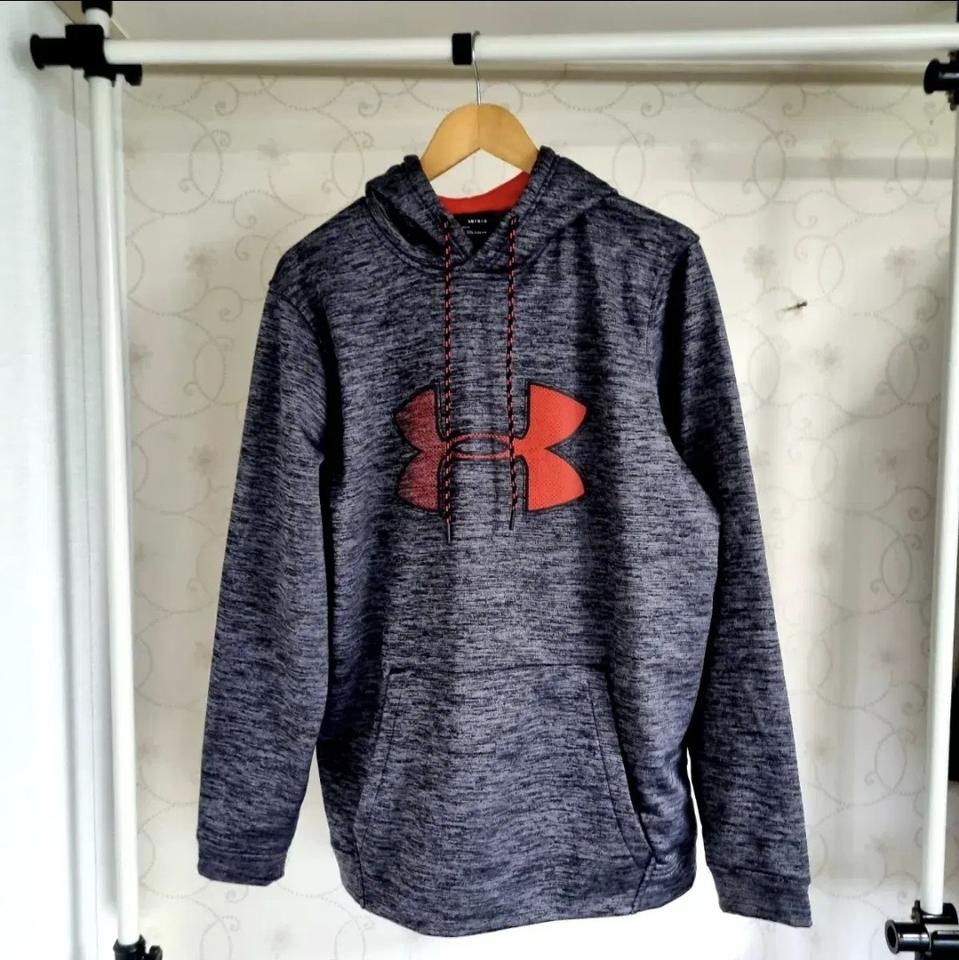 언더아머 후드티 팔아요.