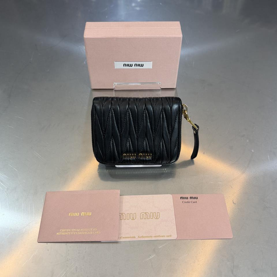 [리오브] 미우미우 마테라쎄 금장 나파 지퍼 코인 카드지갑