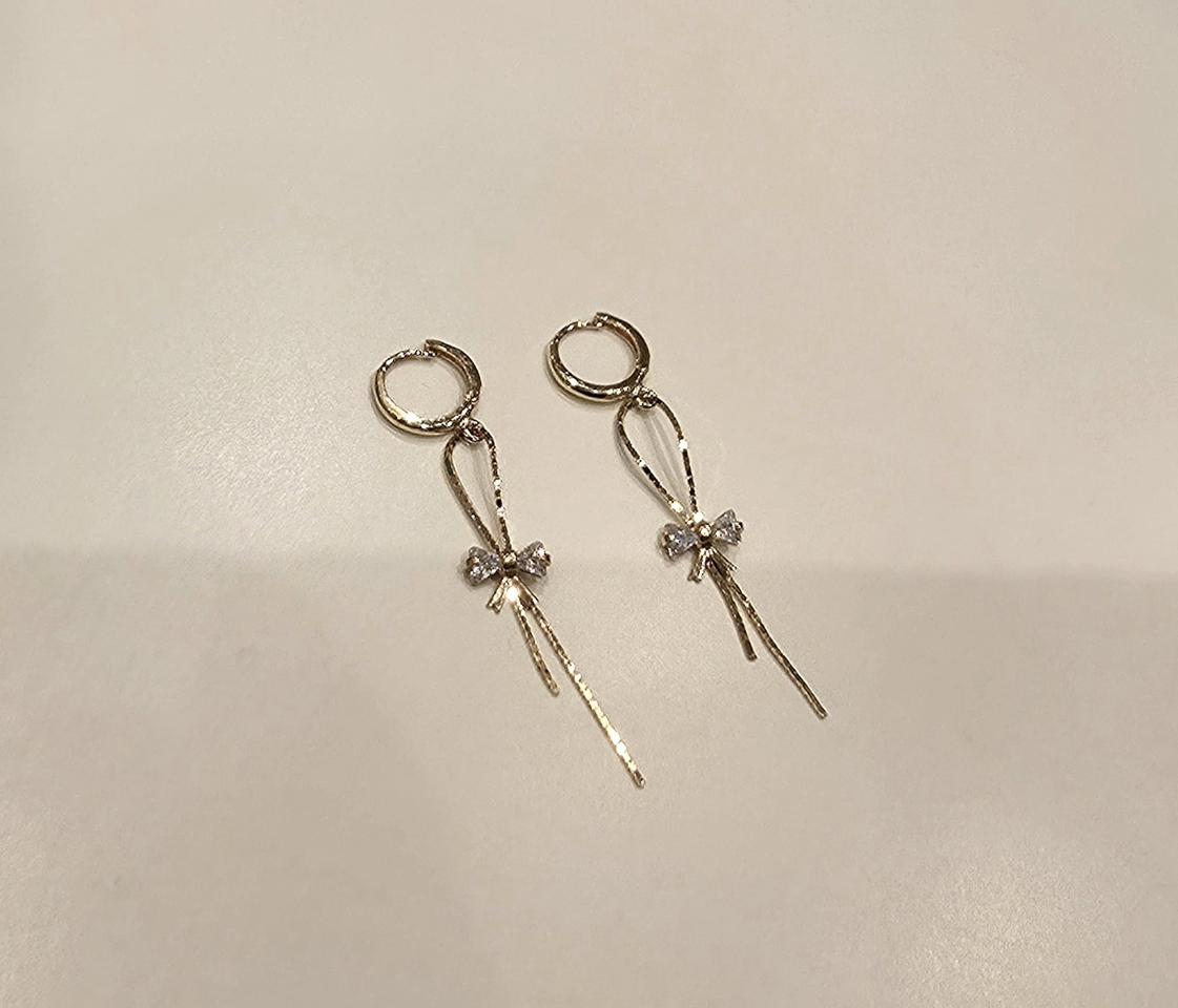 14k골드_리본 줄 딸랑 링귀걸이