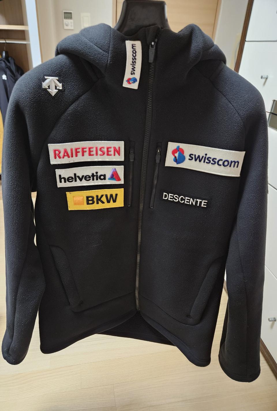 데상트 아우디 후드집업팔아요 (95)