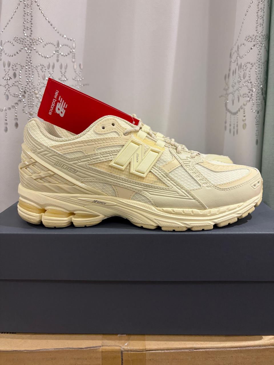 뉴발란스 운동화 런닝화 M1906NK 크림 270