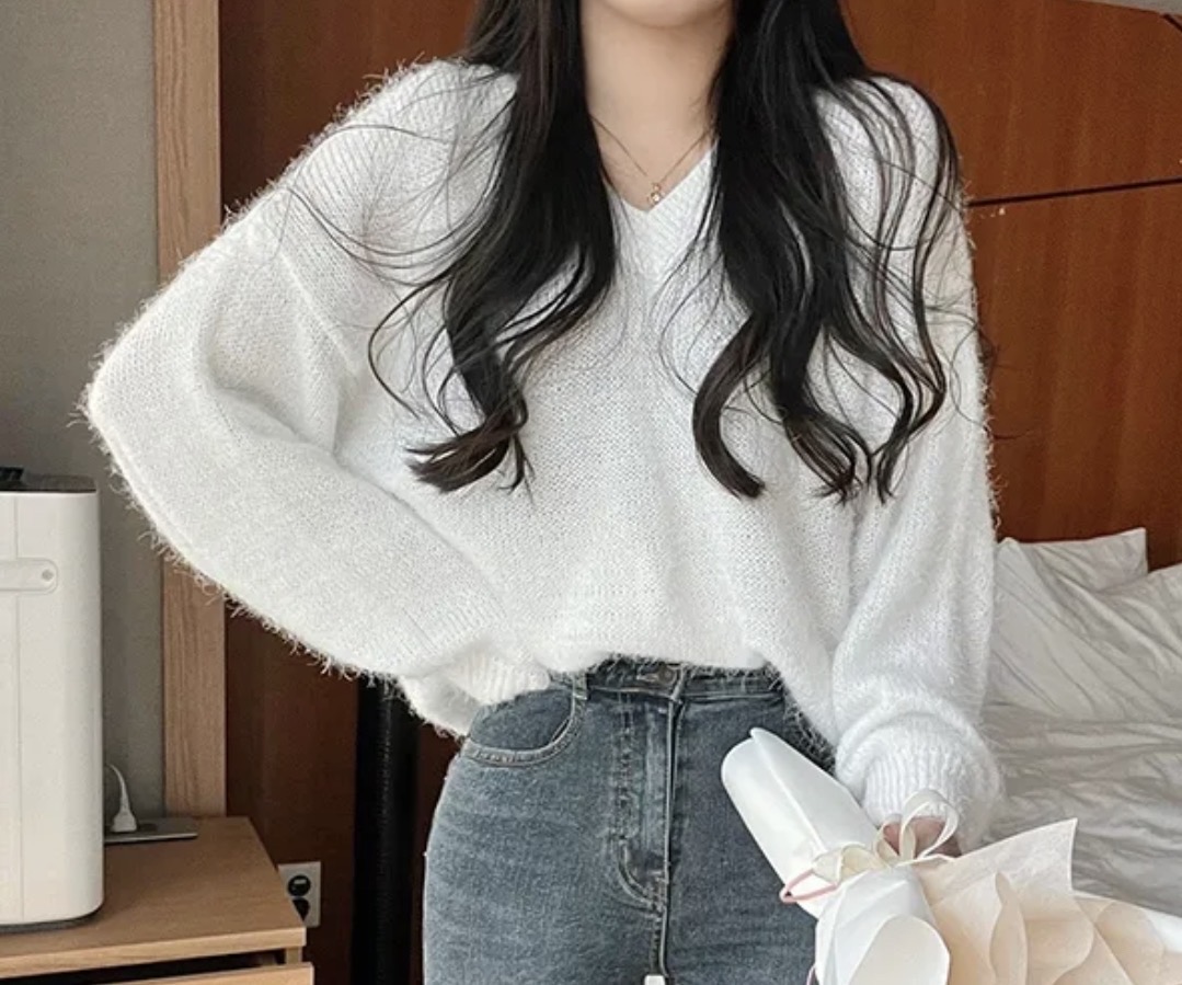 앙고라라이크 화이트 브이넥 니트 (새상품)