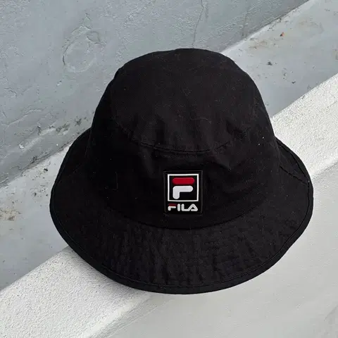 [M] 휠라 로고 블랙 버킷햇 모자
