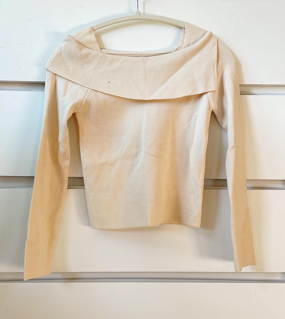 [새상품] 베이지 오프숄더(어깨 덮개) 니트