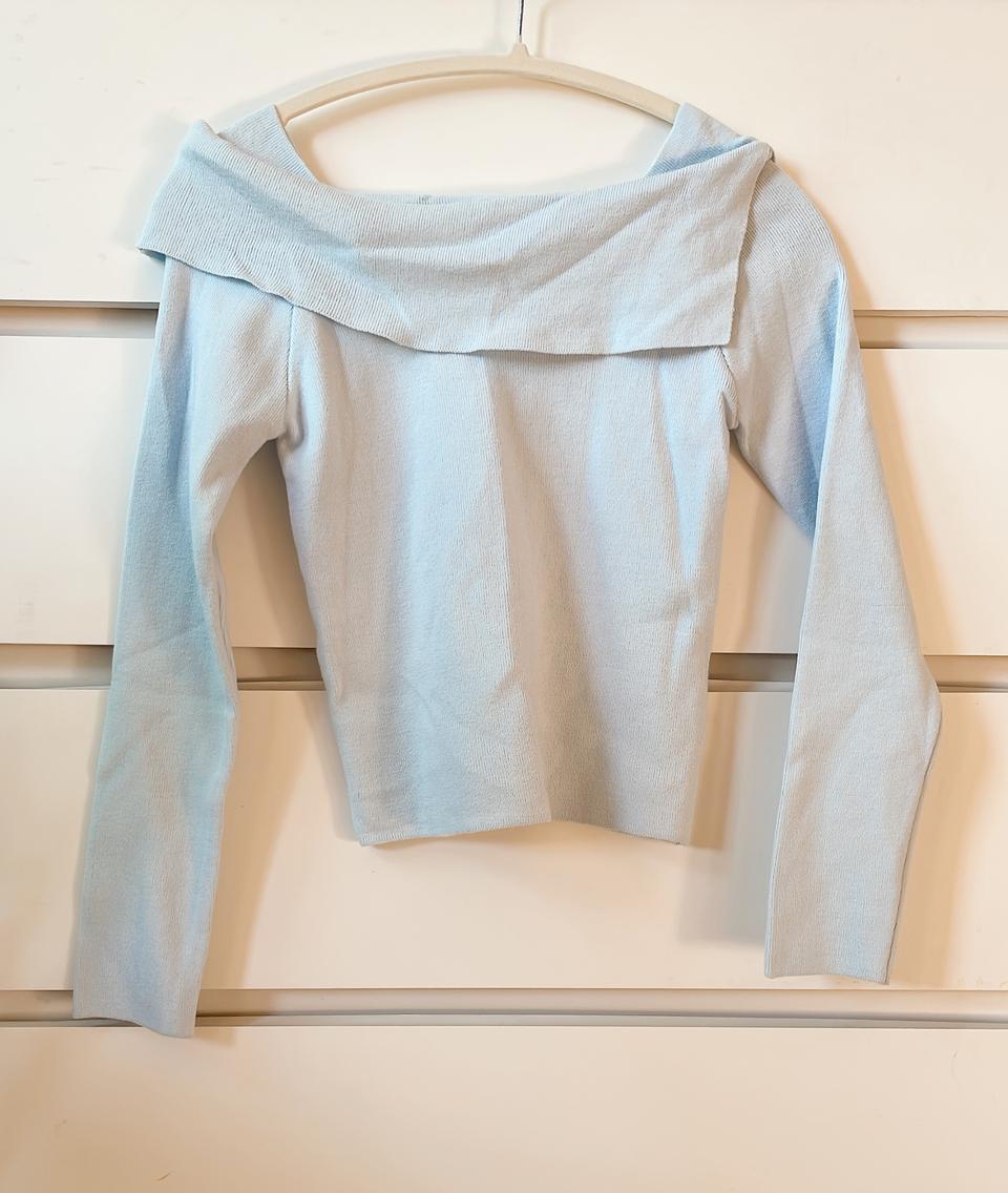[새상품] 하늘색 오프숄더(어깨 덮개) 니트