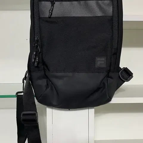 휠라 블랙 슬링백 가방