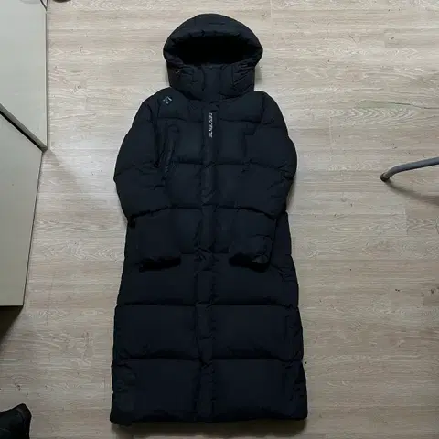 데상트 여성 구스다운 와펜 빅로고 롱패딩 점퍼 [블랙] S/85