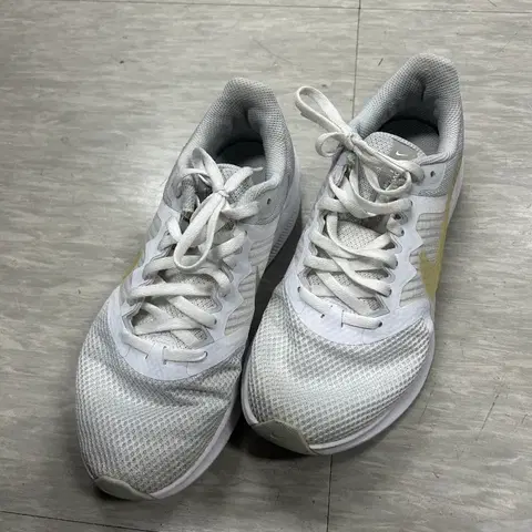 나이키 CW3413-100 흰색 운동화 235mm