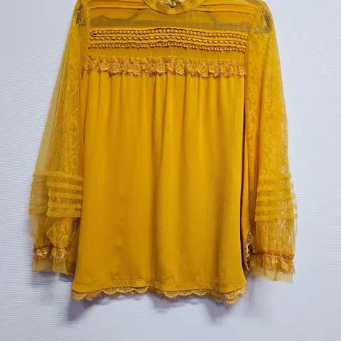 한섬 마인 레이스 펀칭 시스루 블라우스