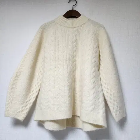 아이보리 케이블 니트 스웨터 Free