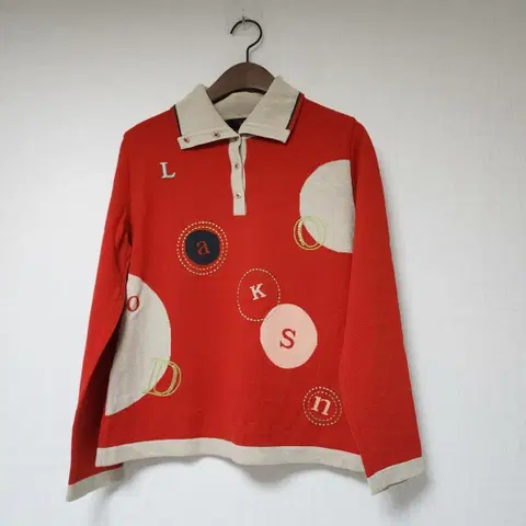 닥스골프 레드 자수 장식 카라 니트 95