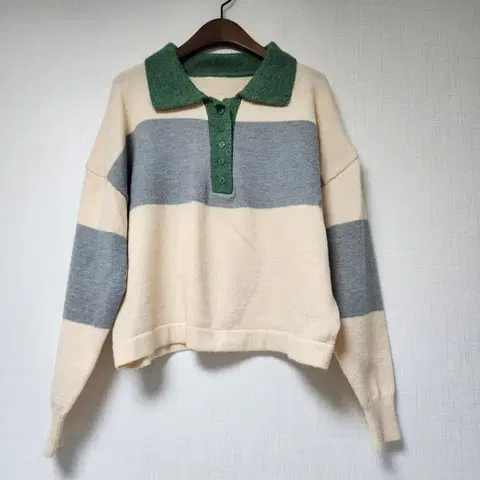 카라넥 스트라이프 니트 긴팔티 Free